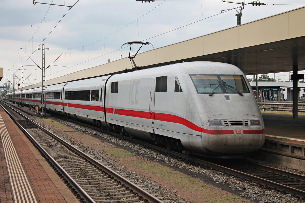 Nachschuss auf 401 001-3  Gießen , als dieser am 23.07.2015 als ICE 70 (Basel SBB - Hamburg Altona) in Basel Bad Bf auf Gleis 4 an den Bahnsteig rollte.