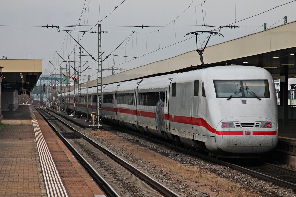 Nachschuss auf 401 002-1, der am 03.11.2015 als ICE 70 (Basel SBB - Hamburg Altona) an den Bahnsteig in Basel Bad Bf rollte.