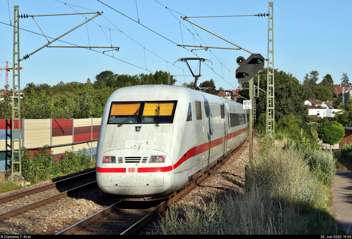 Nachschuss auf 401 003-9 (Tz 103  Neu-Ilsenburg ) als umgeleiteter ICE 579 (Linie 22) von Hamburg-Altona nach Stuttgart Hbf, der in Sachsenheim, Rodenweg, auf der Bahnstrecke Bietigheim-Bissingen–Bruchsal (Westbahn (Württemberg) | KBS 770) fährt.
[30.7.2020 | 19:05 Uhr]