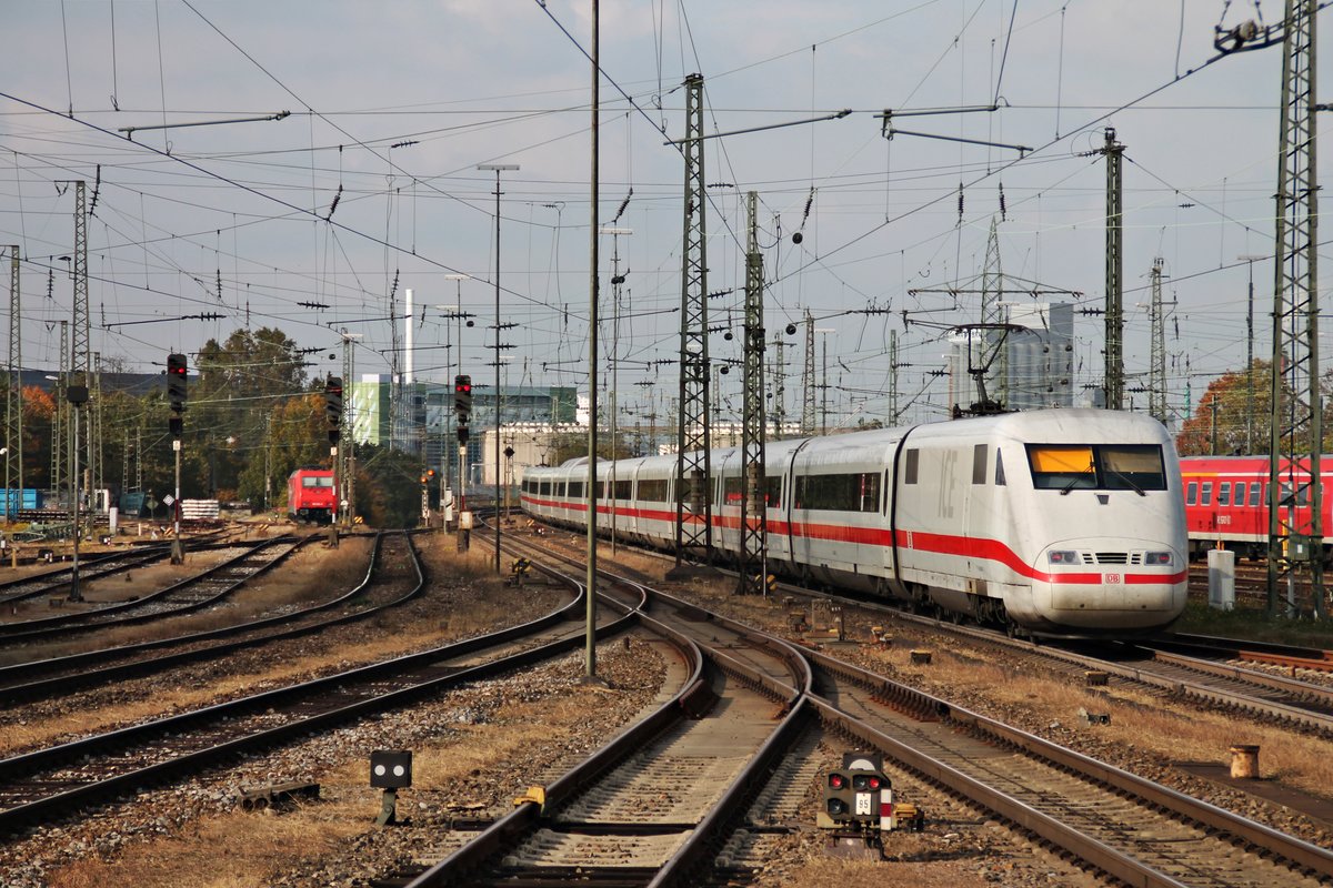 Nachschuss auf 401 004-7  Fulda , der am 21.10.2015 als ICE 70 (Basel SBB - Hmaburg Altona) den Badischen Bahnhof von Basel in Richtung Deutschland verlässt.