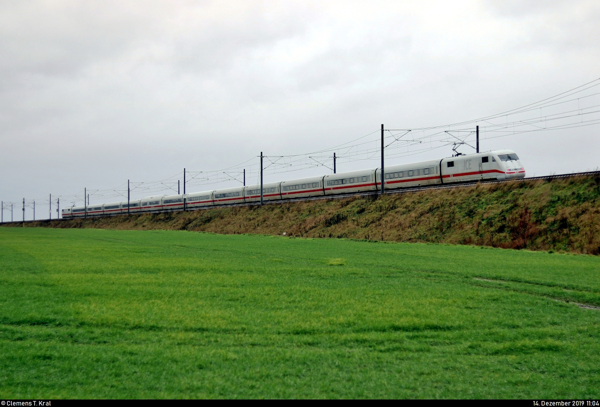 Nachschuss auf 401 010/510 (Tz 110  Gelsenkirchen ) als ICE 597 (Linie 11) von Berlin Gesundbrunnen nach München Hbf, der in Gröbers auf der Neubaustrecke Erfurt–Leipzig/Halle (Fv1 | 5919 | VDE 8.2) fährt.
[14.12.2019 | 11:04 Uhr]