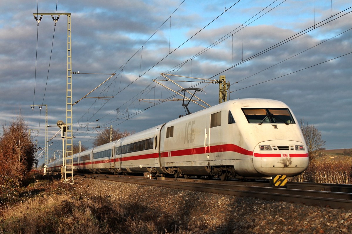 Nachschuss auf 401 012-9  Memmingen  in der Abendsonne des 07.12.2013 in Müllheim (Baden), als dieser gen Freiburg fuhr.