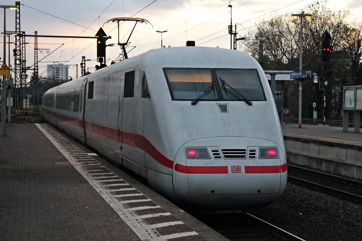Nachschuss auf 401 015-3 am Abend des 16.04.2017, als dieser durch Frankfurt (Main) Süd in RIchutng Hauptbahnhof fuhr.
