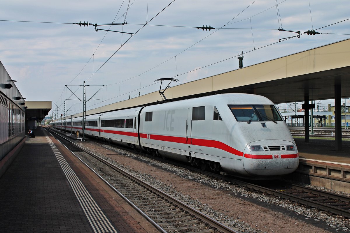 Nachschuss auf 401 016-1 am 13.05.2015, als dieser als ICE 70 (Basel SBB - Hamburg Altona) in den Badischen Bahnhof von Basel einfuhr.