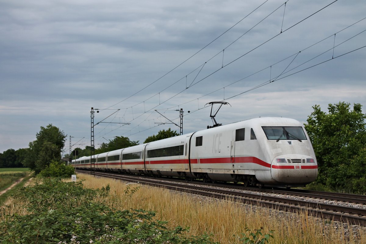 Nachschuss auf 401 016-1  Pforzheim , als dieser am späten Nachmittag des 15.06.2020 als ICE 274 (Basel SBB - Berlin Hbf) südlich von Buggingen über die KBS 702 (Rheintalbahn) in Richtung Freiburg (Breisgau) fuhr.