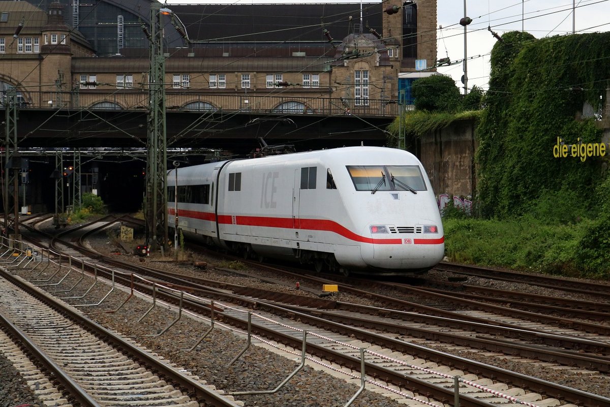 Nachschuss auf 401 017 (Tz 117  Hof ) als ICE 1279 (Linie 20) von Hamburg-Altona nach Zürich HB, der Hamburg Hbf erreicht. [29.7.2017 - 14:21 Uhr]