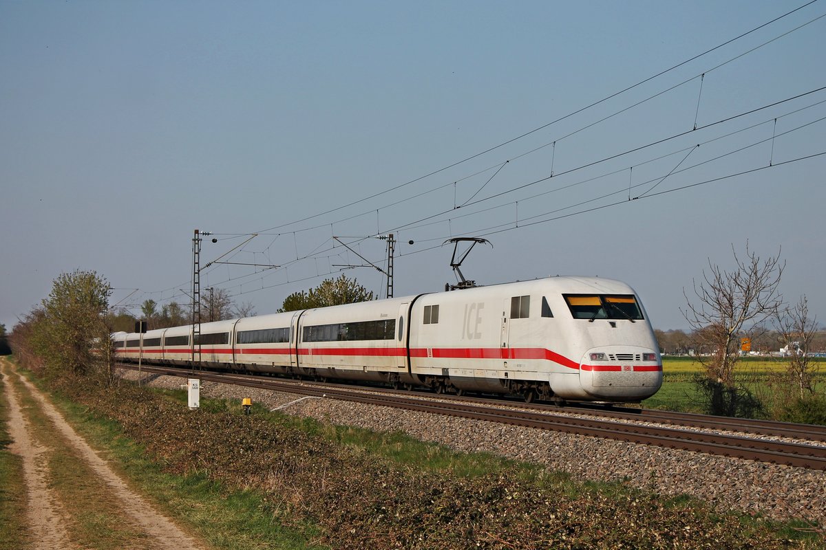 Nachschuss auf 401 018-7  Gelnhausen , als dieser am Nachmittag des 10.04.2020 als ICE 376 (Basel Bad Bf - Frankfurt (Main) Hbf) südlich von Buggingen über die Rheintalbahn in Richtung Freiburg (Breisgau) fuhr.