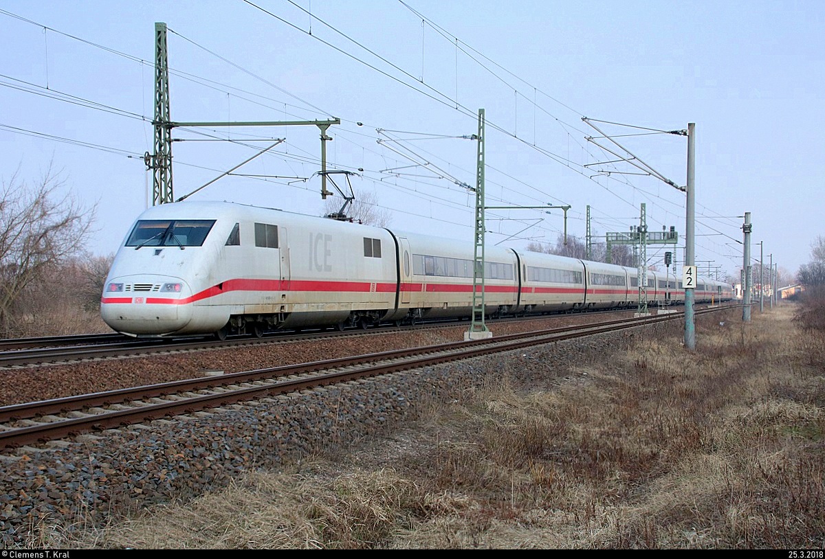 Nachschuss auf 401 063 als umgeleiteter ICE 693 (Linie 11) von Berlin Hbf (tief) nach München Hbf, der in Halle-Kanena auf der Bahnstrecke Magdeburg–Leipzig (KBS 340) fährt. [25.3.2018 | 16:31 Uhr]