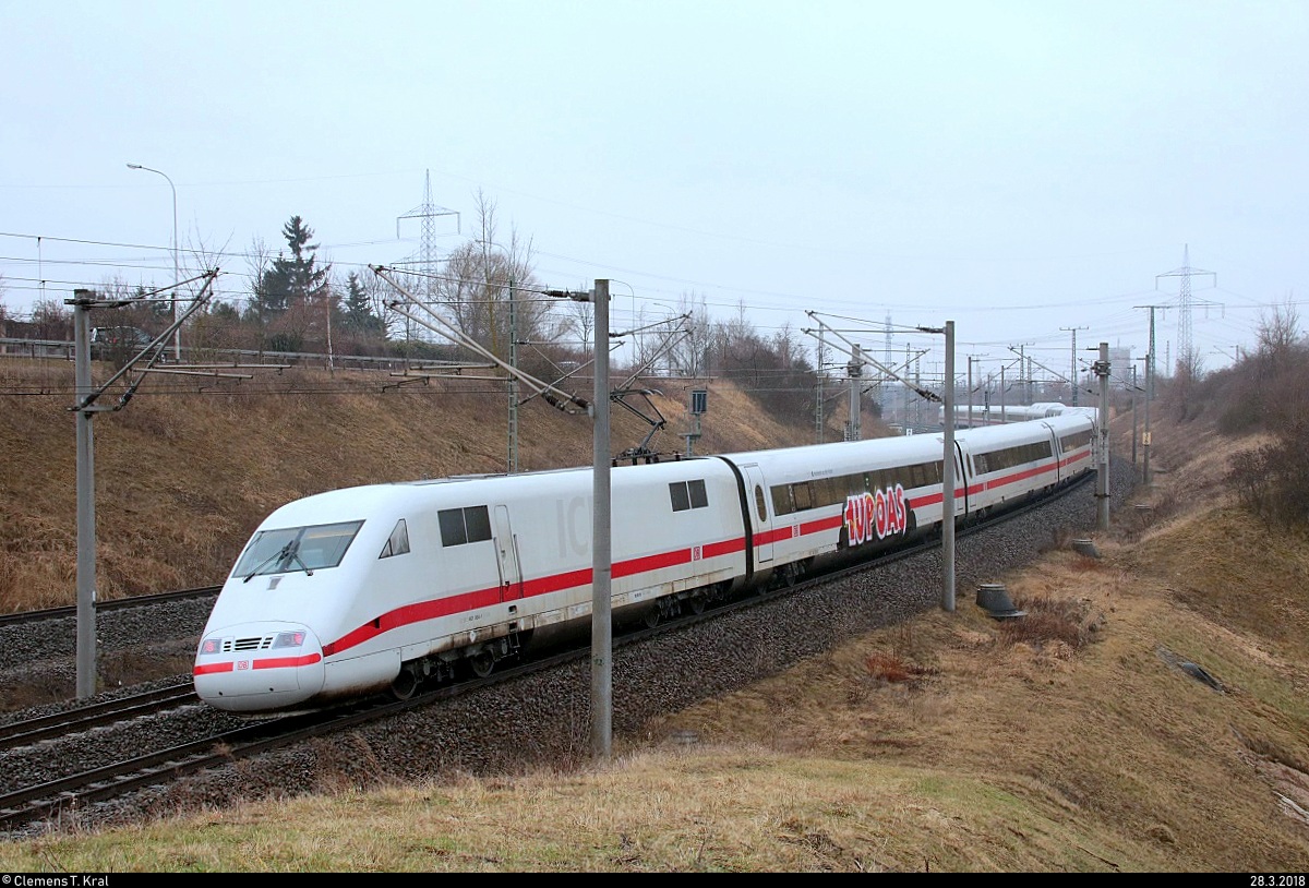 Nachschuss auf 401 064-1 (Tz 160  Mülheim an der Ruhr ) als verspäteter ICE 597 (Linie 11) von Berlin Hbf (tief) nach München Hbf, der in Halle (Saale), Kasseler Straße, auf der Bahnstrecke Halle–Bebra (KBS 580) fährt. [28.3.2018 | 10:51 Uhr]