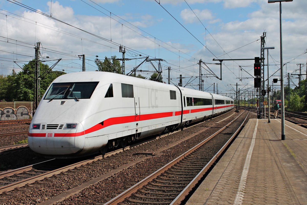 Nachschuss auf 401 065-8, als dieser aus Hamburg Harburg gen Süden/Maschen ausfuhr.