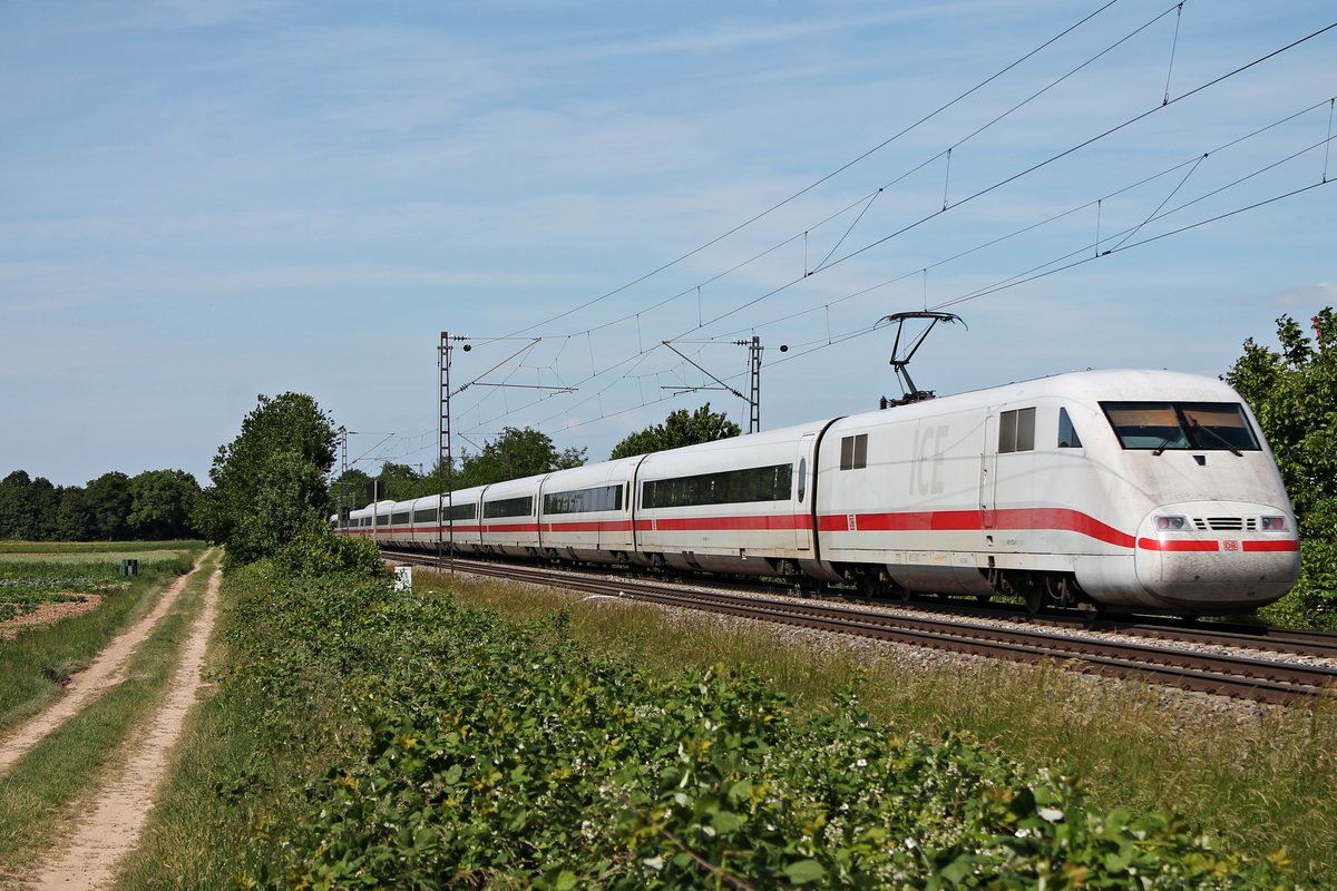 Nachschuss auf 401 070-8, als dieser am Nachmittag des 26.05.2020 als ICE 274 (Basel SBB - Berlin Hbf) südlich von Buggingen über die Rheintalbahn durchs Markgräflerland in Richtung Freiburg (Breisgau) fuhr.