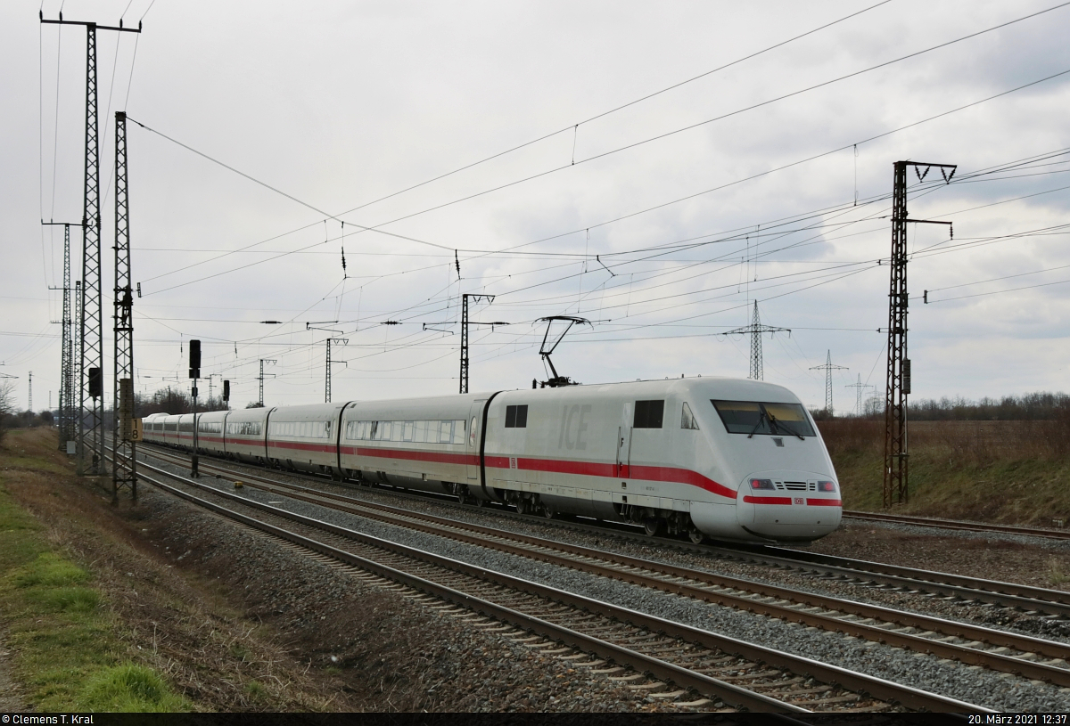 Nachschuss auf 401 071-6 (Tz 160  Mülheim an der Ruhr ) als Umleiter in Großkorbetha.
Weil die eigentlichen Triebköpfe (401 060 und 401 560) für Erprobungsfahrten an DB Systemtechnik vermietet sind, fährt der Zug mit Triebköpfen aus dem Reservebestand.

🧰 DB Fernverkehr
🚝 ICE 705 (Linie 18) Berlin Hbf (tief)–München Hbf
🚩 Bahnstrecke Halle–Bebra (KBS 580)
🕓 20.3.2021 | 12:37 Uhr