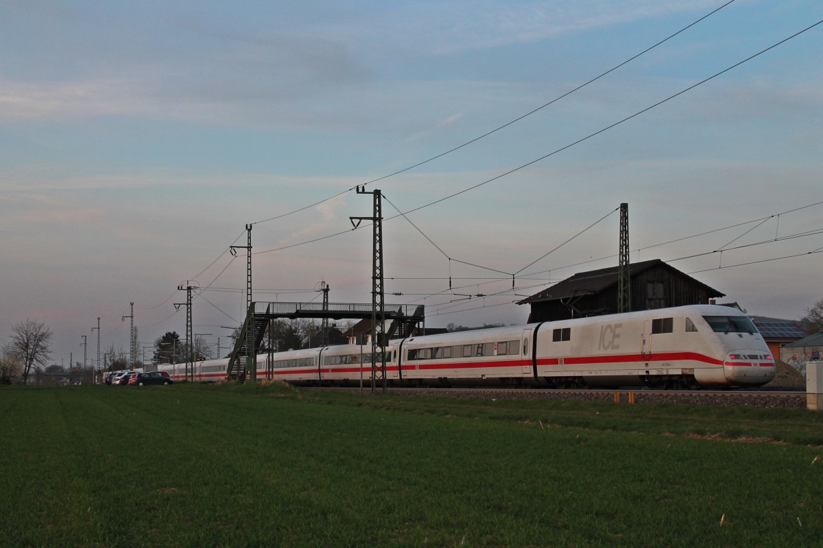 Nachschuss auf 401 072-4, der am 29.03.2014 als ICE 1172 (Zürich HB - Hamburg-Altona) durch den Haltepunkt Auggen in Richtung Freiburg durchfuhr.