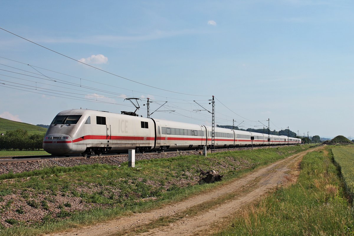 Nachschuss auf 401 073-2  Basel , als dieser am späten Nachmittag des 02.06.2020 als ICE 371 (Berlin Ostbahnhof - Interlaken Ost) nördlich von Schliengen über die Rheintalbahn in Richtung Schweiz fuhr.