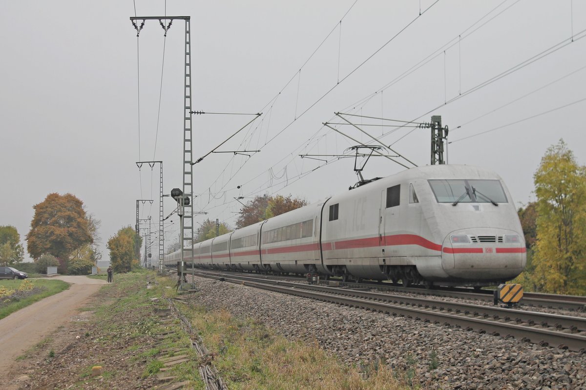 Nachschuss auf 401 076-5, als dieser am 31.10.2016 nördlich von Müllheim (Baden) auf der KBS 703 in Richtung Freiburg (Breisgau) unterwegs war.