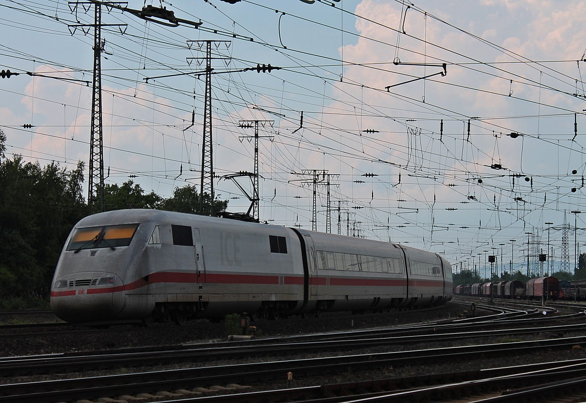 Nachschuss auf 401 076-5 am 08.06.2013, als der die Kurve beim DB Museum in Koblenz-L�tzel gen Urmitz durchfuhr.