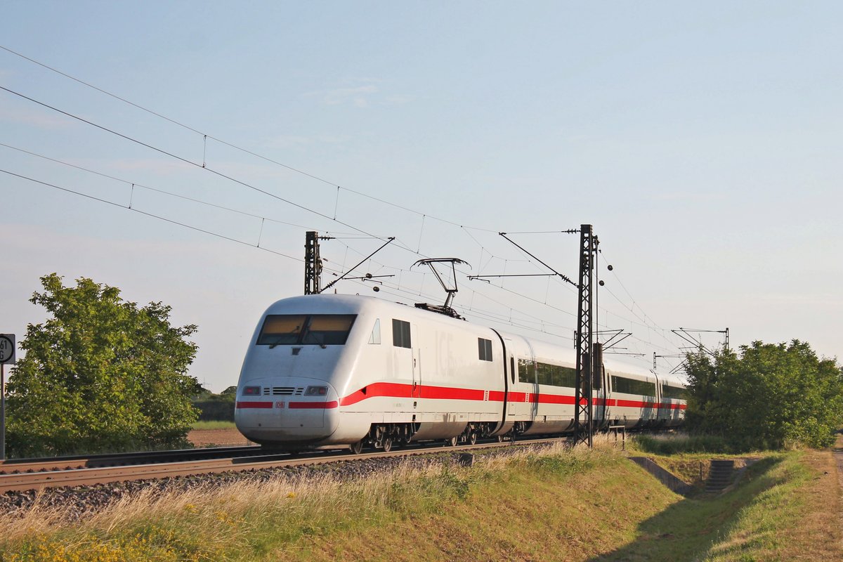 Nachschuss auf 401 076-5/401 574-9  Zürich , als diese am Morgen des 09.07.2016 auf dem Weg von der Schweiz nach Norddeutschland waren, als sie bei Hügelheim gen Freiburg (Breisgau) fuhr. 401 076-5 war Ersatzweise an der Garnitur des Triebzuges 74, da sich 401 074-0 zum Zeitpunkt der Aufnahme in der Werkstatt war.