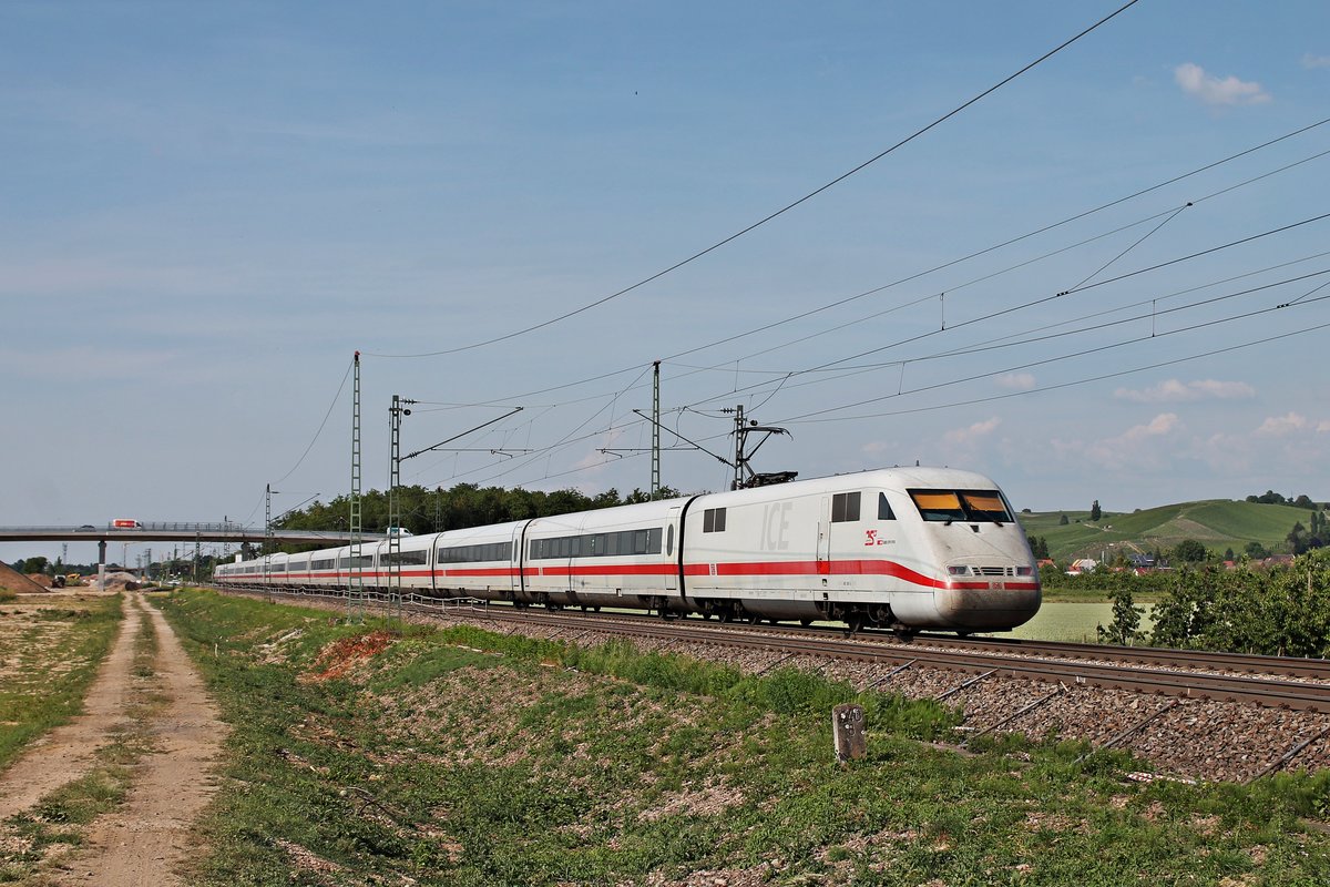 Nachschuss auf 401 081-5, als dieser am späten Nachmittag des 02.06.2020 als ICE 376 (Interlaken Ost - Frankfurt (Main) Hbf) südlich von Auggen über die KBS 702 durchs Markgräflerland in Richtung Müllheim (Baden) fuhr.