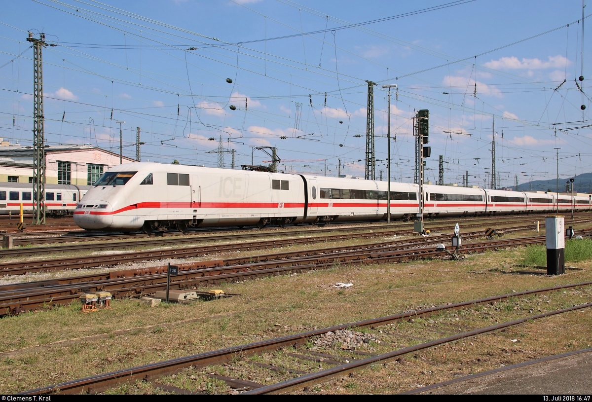 Nachschuss auf 401 084-9 (Tz 184  Bruchsal ) als ICE 75 (Linie 20) von Hamburg-Altona nach Zürich HB (CH), der den Bahnhof Basel Bad Bf (CH) auf Gleis 3 erreicht.
Aufgenommen vom öffentlich zugänglichen Parkplatz neben der Schwarzwaldallee.
[13.7.2018 | 16:47 Uhr]