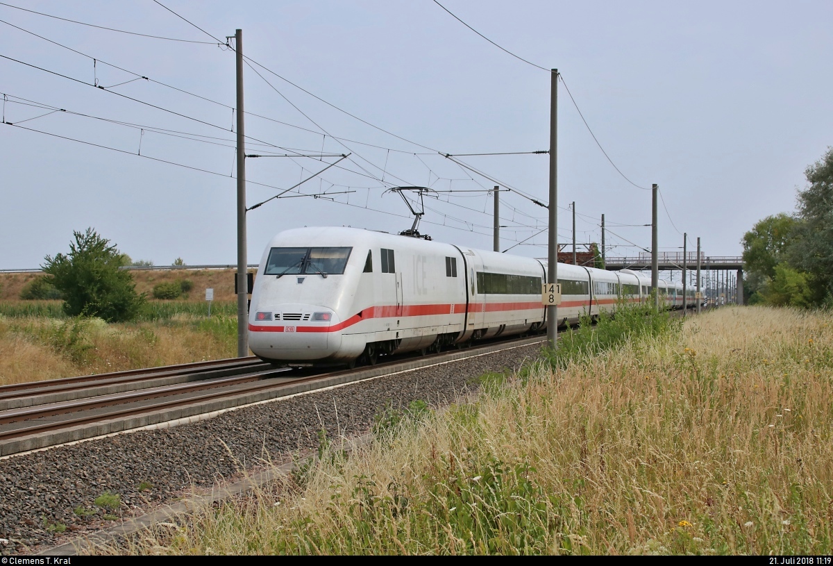 Nachschuss auf 401 508-7 (Tz 108  Lichtenfels ) als ICE 802 (Linie 18) von München Hbf nach Hamburg-Altona, der in Brehna auf der Bahnstrecke Berlin–Halle (KBS 250) fährt.
[21.7.2018 | 11:19 Uhr]