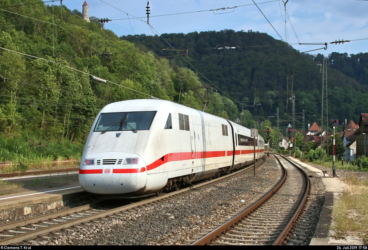 Nachschuss auf 401 514-5 (Tz 114  Friedrichshafen ) als ICE 599 (Linie 11) von Hamburg-Altona nach München Hbf, der den Bahnhof Geislingen(Steige) auf der Bahnstrecke Stuttgart–Ulm (Filstalbahn | KBS 750) durchfährt.
(Neubearbeitung)
Bild durchlief die Selbstfreischaltung (mangelnde Bildqualität trotz entfernter Treppchen).
[26.7.2019 | 17:58 Uhr]