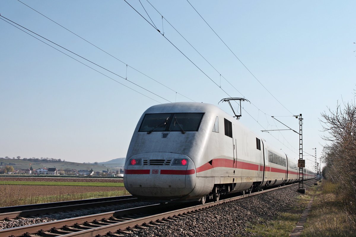 Nachschuss auf 401 554-1  Flensburg , als dieser am Nachmittag des 01.04.2020 als ICE 371 (Berlin Ostbahnhof - Basel Bad Bf) nördlich von Hügelheim über die Rheintalbahn in Richtung Müllheim (Baden) fuhr.