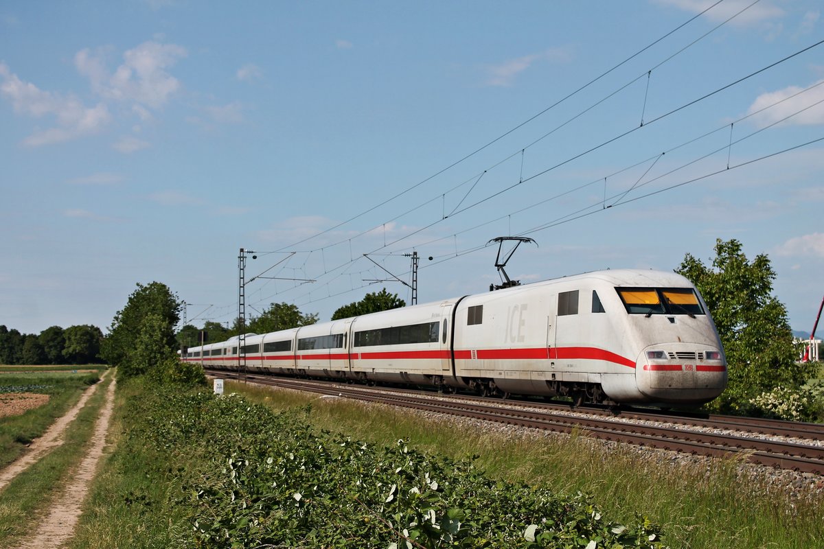 Nachschuss auf 401 559-0  Bad Oldesloe , als dieser am späten Nachmittag des 19.05.2020 als ICE 376 (Basel Bad Bf - Frankfurt (Main) Hbf) bei Buggingen über die Rheintalbahn durchs Markgräflerland in Richtung Freiburg (Breisgau) fuhr.