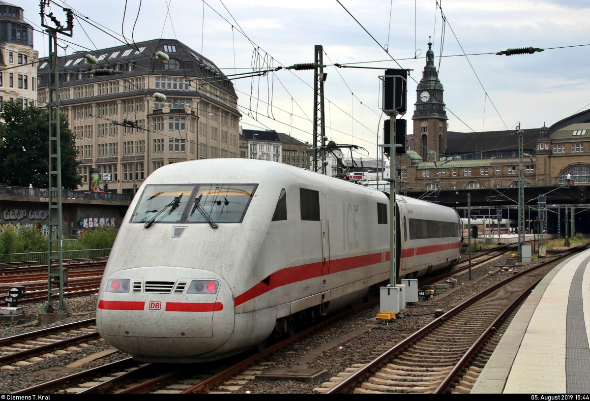 Nachschuss auf 401 559-0 (Tz 159  Bad Oldesloe ) als verspäteter ICE 801 (Linie 18) von Kiel Hbf nach München Hbf, der Hamburg Hbf auf Gleis 5 erreicht.
[5.8.2019 | 15:44 Uhr]