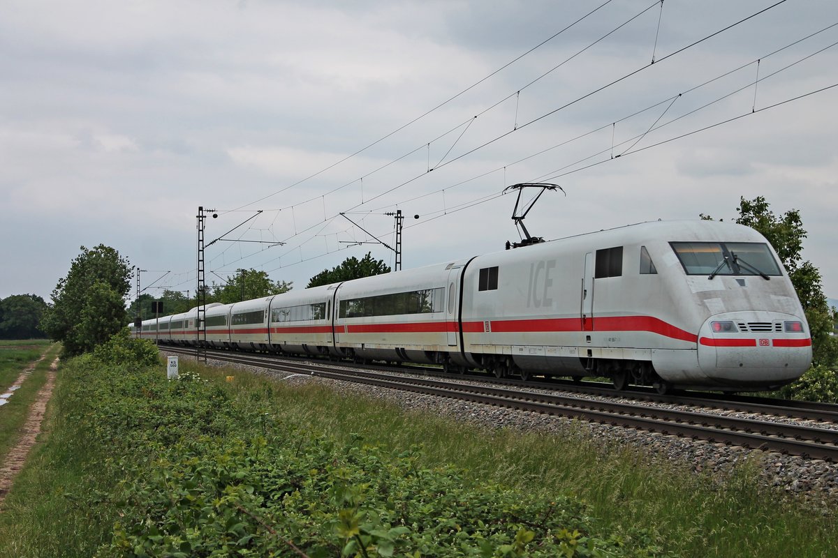 Nachschuss auf 401 565-7, als dieser am Nachmittag des 14.05.2020 als ICE 274 (Basel Bad Bf - Berlin Hbf) südlich von Buggingen über die Rheintalbahn durchs Markgräflerland in Richtung Freiburg (Breisgau) fuhr.