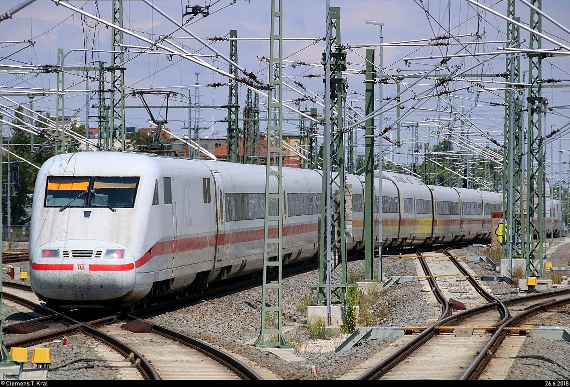 Nachschuss auf 401 570-7 als ICE 692 (Linie 11) von München Hbf nach Berlin Gesundbrunnen, der Leipzig Hbf auf Gleis 11 verlässt.
[26.6.2018 | 13:19 Uhr]