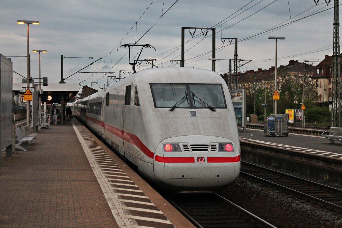 Nachschuss auf 401 570-7, als dieser am 16.04.2014 auf Gleis 6 in Frankfurt (Main) Süd in Richtung Offenbach einfuhr.