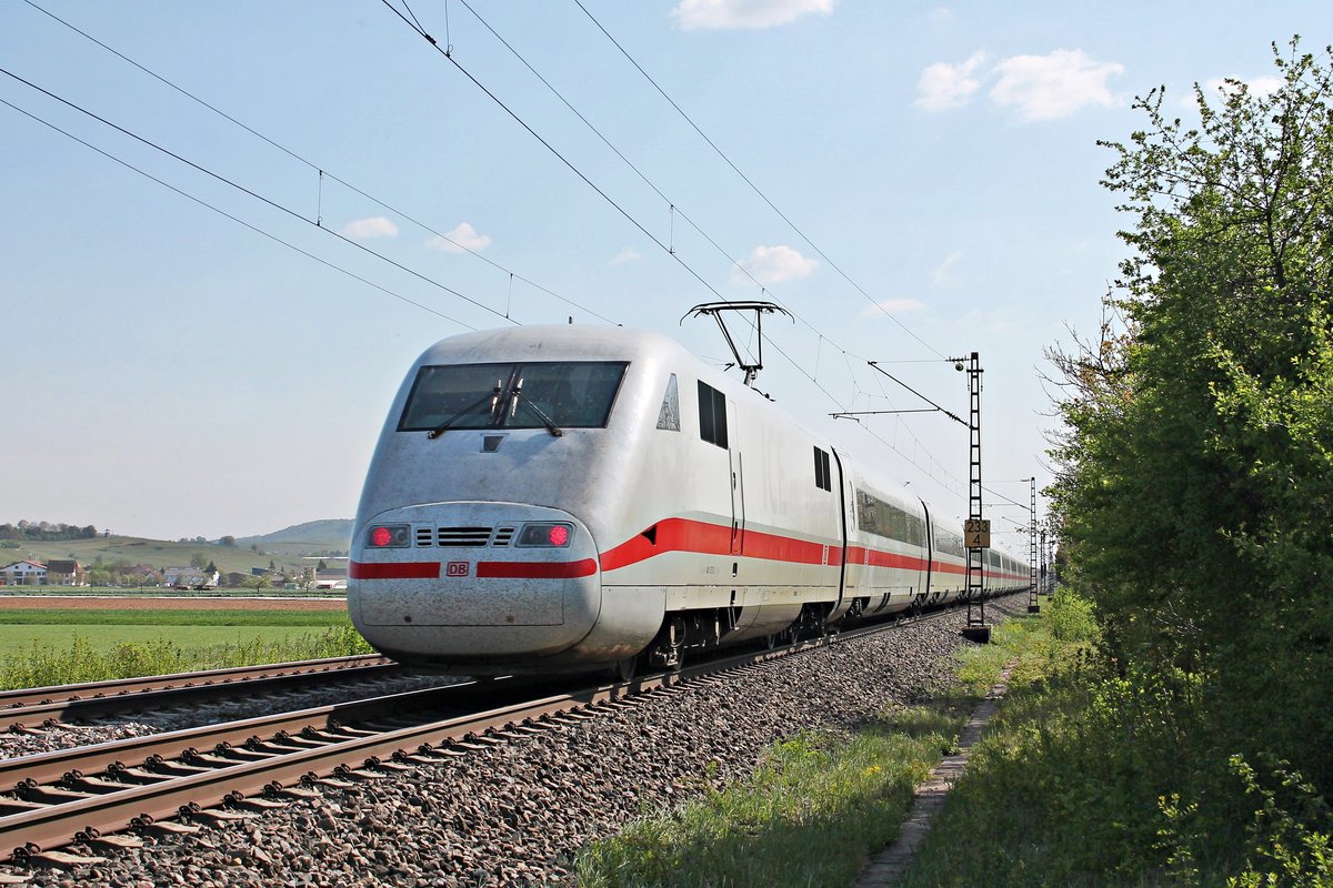 Nachschuss auf 401 572-3/401 089-8, als dieser am Nachmittag des 20.04.2020 als ICE 2893 (Hamburg Altona - Basel Bad Bf), welcher als Ersatzzug für ICE 75 verkehrte, nördlich von Hügelheim durchs Markgräflerland in Richtung Müllheim (Baden) fuhr.