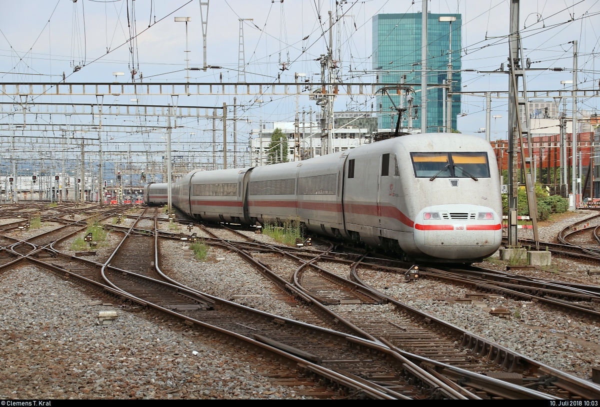 Nachschuss auf 401 577 (Tz 177  Rendsburg )  25 Jahre ICE, in Kooperation mit SBB CFF FFS  als ICE 74 (Linie 20) nach Kiel Hbf (D), der seinen Startbahnhof Zürich HB (CH) auf Gleis 16 verlässt.
[10.7.2018 | 10:03 Uhr]