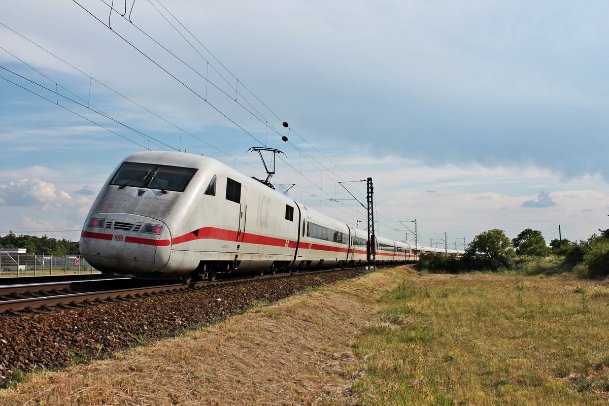 Nachschuss auf 401 578-0  Bremerhaven , als dieser am späten Nachmittag des 03.06.2020 als ICE 373 (Berlin Ostbahnhof - Interlaken Ost) nördlich von Waghäusel über die KBS 700 (Rheinbahn) in Richtung Graben-Neudorf/Karlsruhe fuhr.