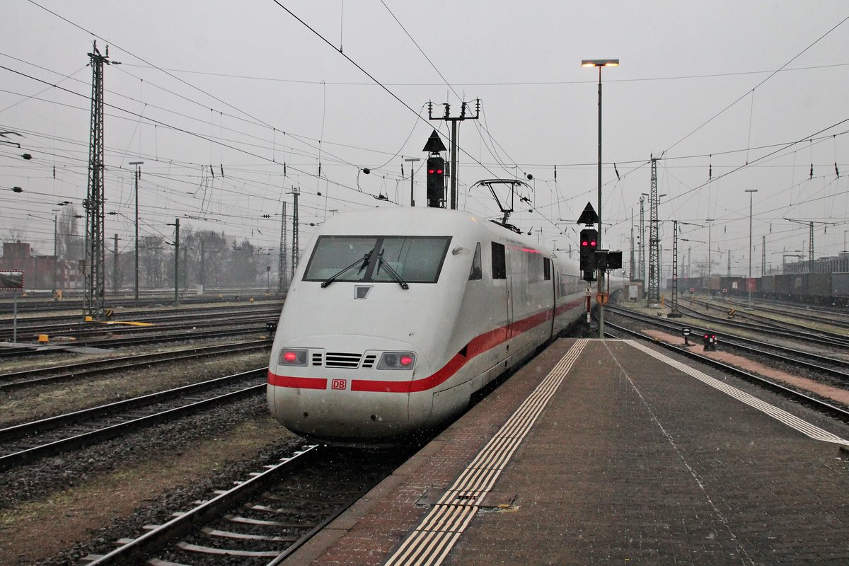 Nachschuss auf 401 584-8  Bruchsal, als dieser am 19.01.2016 bei leichtem Schneefall aus dem Badischen Bahnhof von Basel in Richtung Basel SBB fuhr. Im Jahr 1993 befand sich 401 584/084 mehrere Wochen in Amerika und fuhr in der Zeit planmäßig zwischen Washington DC und New York, zur Erprobung des ICE auf dem Amerikanischen Streckennetz.