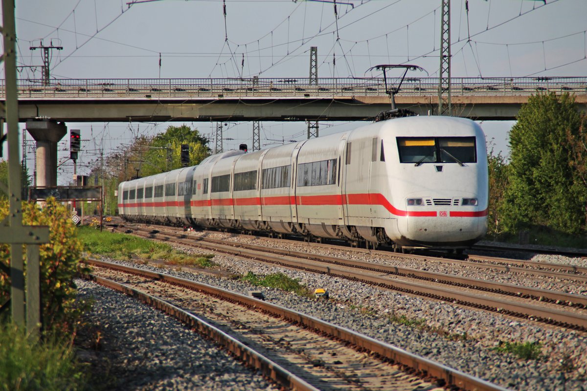 Nachschuss auf 401 586-3  Chur, als dieser am 04.05.2016 durch die Gleisanlagen von Müllheim (Baden) in Richtung Freiburg (Breisgau) fuhr, um dort seinen nächsten Zwischenstop einzulegen.