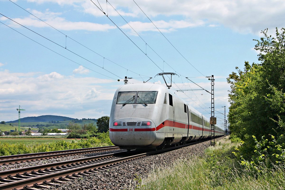 Nachschuss auf 401 588-9  Hildesheim , als dieser am Nachmittag des 25.05.2020 als ICE 279 (Berlin Ostbahnhof - Basel SBB) nördlich von Hügelheim über die Rheintalbahn durchs Markgräflerland in Richtung Müllheim (Baden) fuhr.