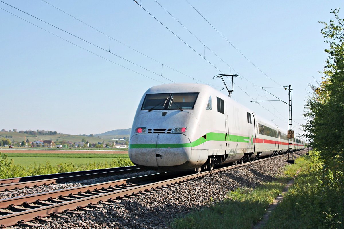 Nachschuss auf 402 007-9  Stendal , als dieser am Nachmittag des 23.04.2020 als ICE 371 (Berlin Ostbahnhof - Basel Bad Bf) nördlich von Hügelheim über die Rheintalbahn durchs Markgräflerland in Richtung Schweiz fuhr.