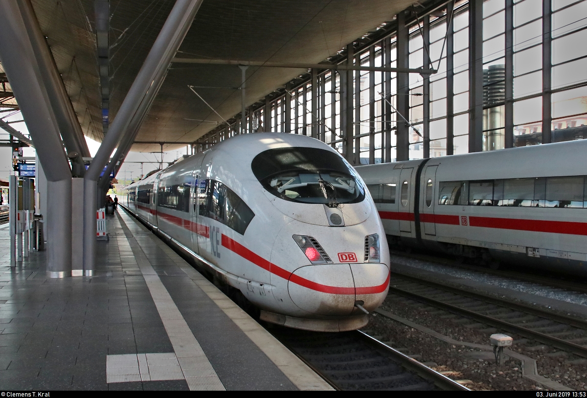 Nachschuss auf 403 010-2 (Tz 310  Wolfsburg ) als verspäteter ICE 1005 (Linie 29) von Berlin Ostbahnhof nach München Hbf, der Erfurt Hbf auf Gleis 1 verlässt.
[3.6.2019 | 13:53 Uhr]