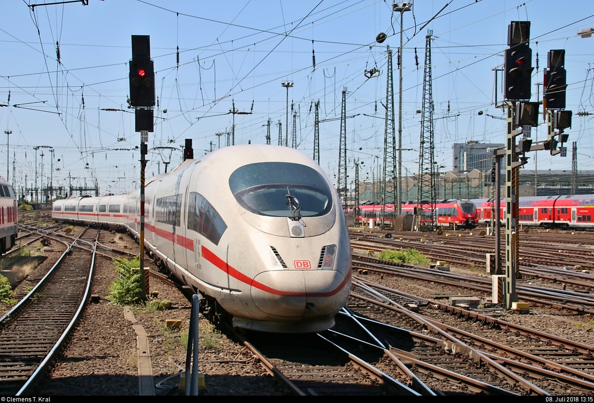 Nachschuss auf 403 010 (Tz 310  Wolfsburg ) als verspäteter ICE 1539 (Linie 15) nach Berlin Hbf (tief), der seinen Startbahnhof Frankfurt(Main)Hbf auf Gleis 11 verlässt.
[8.7.2018 | 13:15 Uhr]