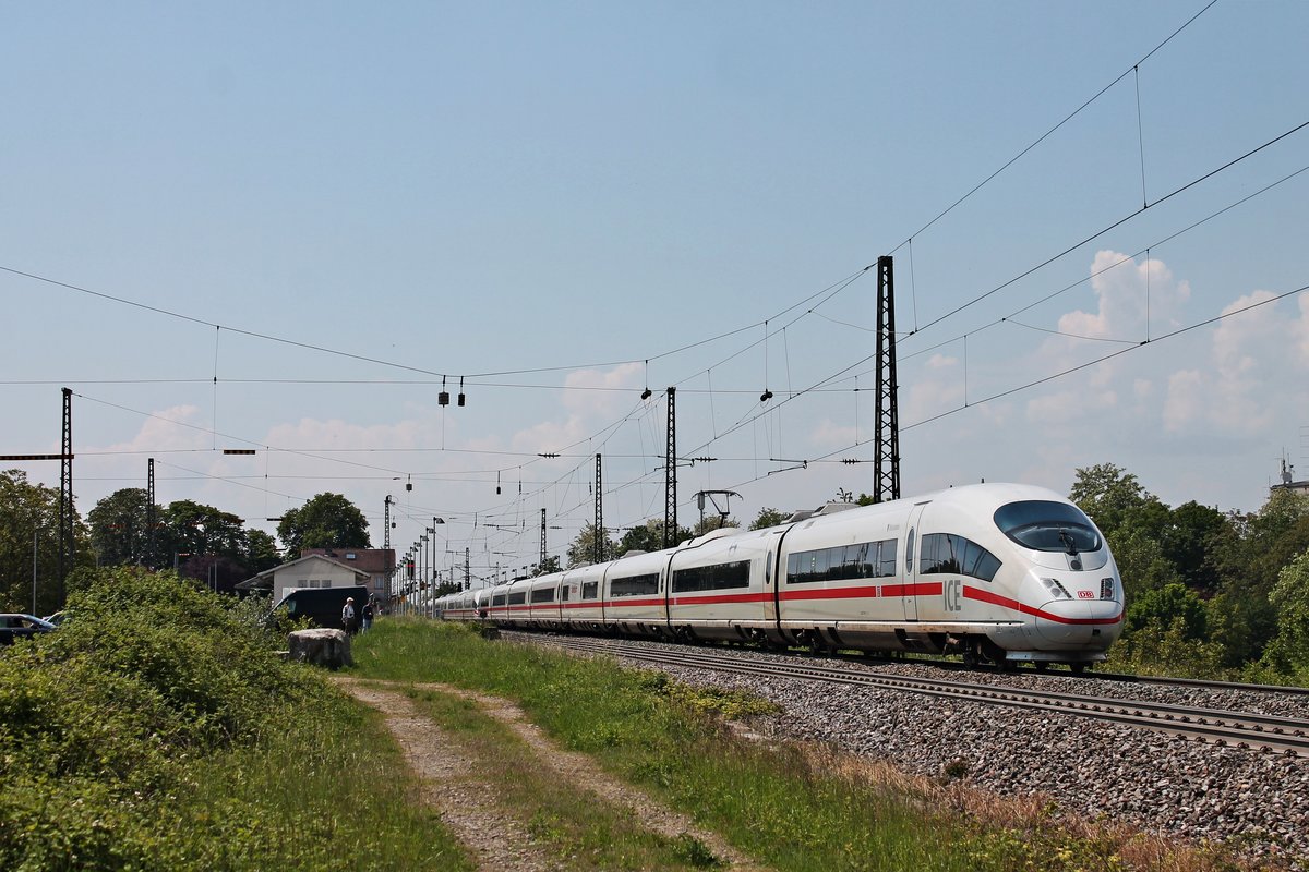 Nachschuss auf 403 011-0  Wiesbaden , als dieser am Vormittag des 25.05.2019 zusammen mit 403 523-4  Schaffhausen  durch den Bahnhof von Heitersheim im Markgräflerland in Richtung Schweiz fuhren.