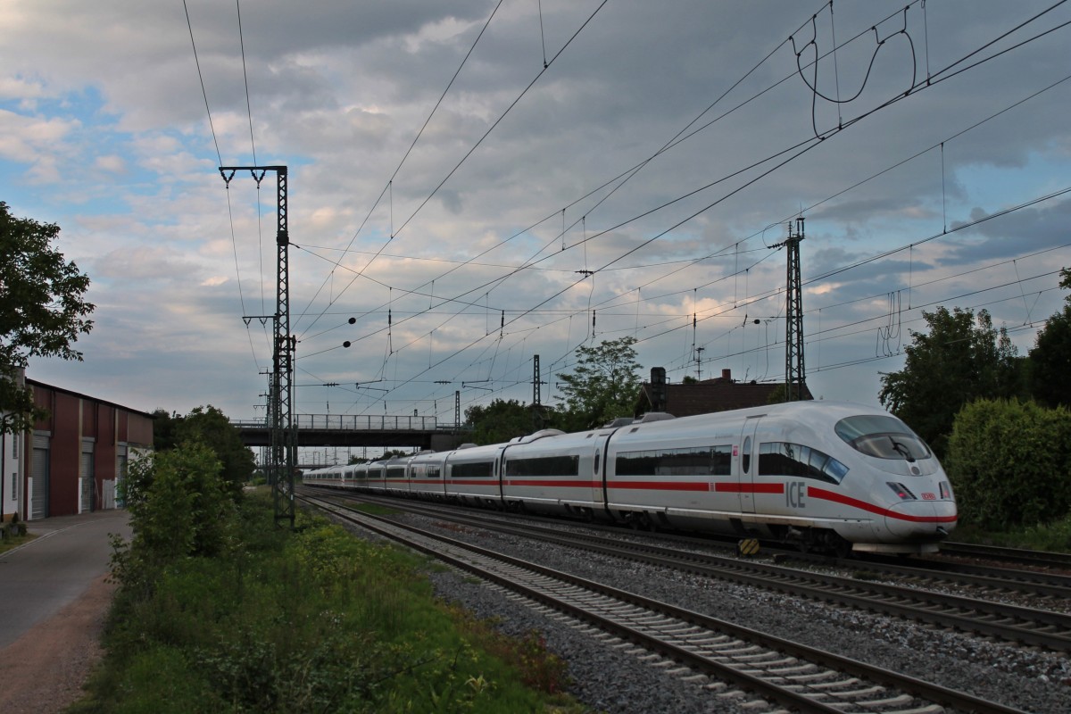 Nachschuss auf 403 017-7  Recklinghausen , als er am 28.05.2014 als ICE 100 (Basel SBB - Dortmund Hbf) mit einer weiteren 403 Einheit aus dem Banhof von Müllheim (Baden) gen Freiburg ausfuhr. Zuvor hielten die zwei 403er in Müllheim (Baden) um Reisende aussteigen zu lassen.