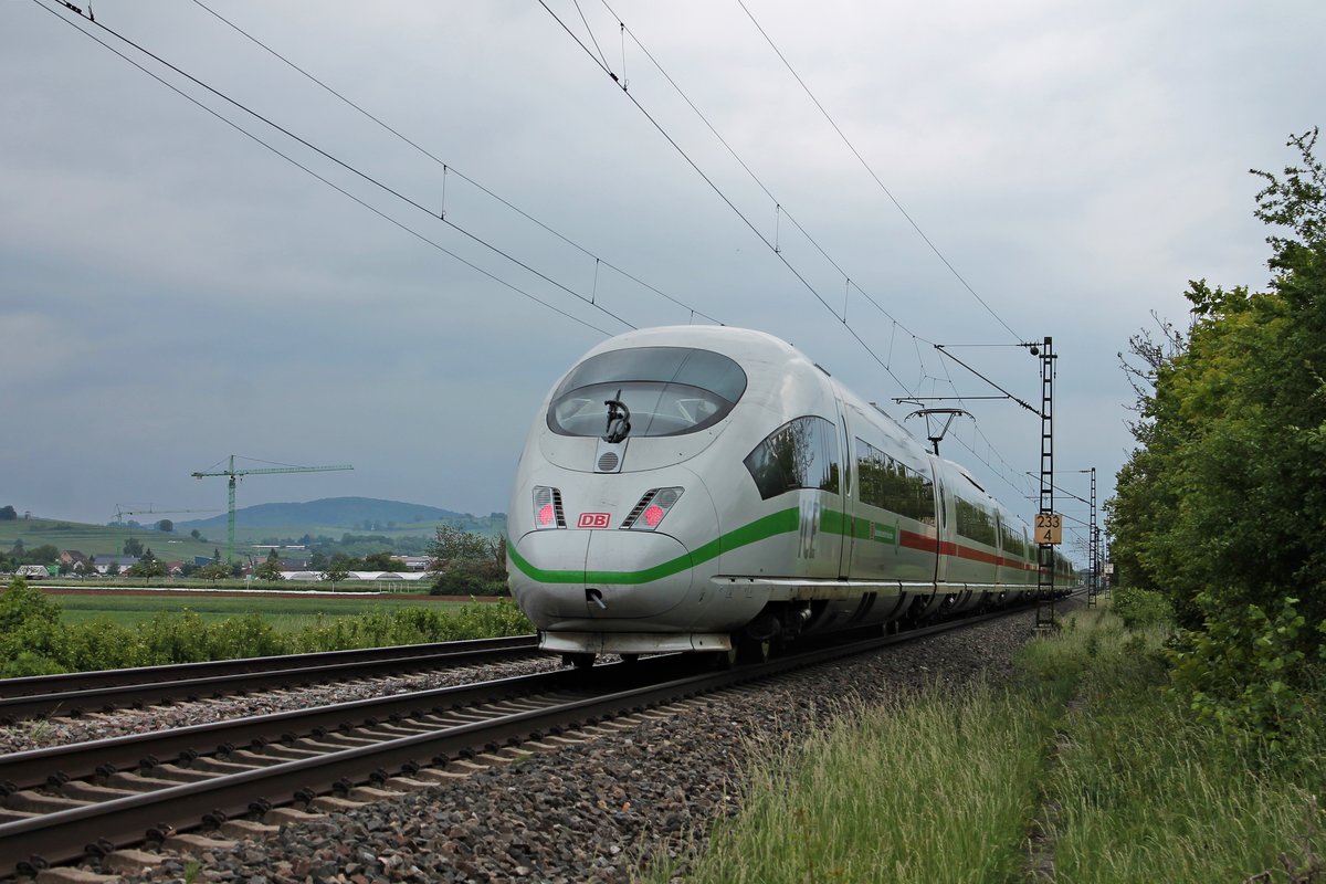 Nachschuss auf 403 027-6  Siegen , als dieser am Nachmittag des 14.05.2020 als ICE 107 (Köln Hbf - Basel Bad Bf) nördlich von Hügelheim über die KBS 702 durchs Rheintal in Richtung Müllheim (Baden) fuhr.