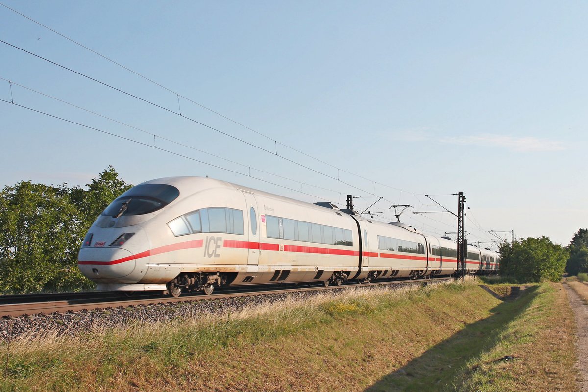 Nachschuss auf 403 510-1  Wolfsburg , welcher am Morgen des 09.07.2016 zusammen mit 406 585-0  Schwäbisch Hall  als ICE ___ (Basel SBB - Köln Hbf) bei Hügelheim auf der KBS 703 gen Freiburg (Breisgau) fuhren.