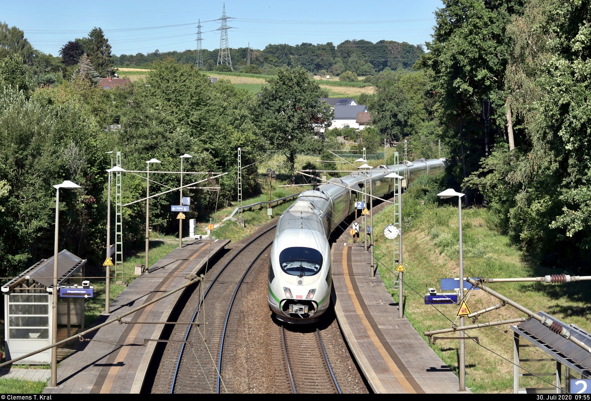 Nachschuss auf 403 511-9 (Tz 311  Wiesbaden ) und 403 556-4 (Tz 356) als umgeleiteter ICE 612 (Linie 42) von München Hbf nach Dortmund Hbf, die den Hp Ölbronn-Dürrn auf der Bahnstrecke Bietigheim-Bissingen–Bruchsal (Westbahn (Württemberg) | KBS 770) durchfahren.
Aufgenommen von der Brücke Lückenbronn.
[30.7.2020 | 9:55 Uhr]