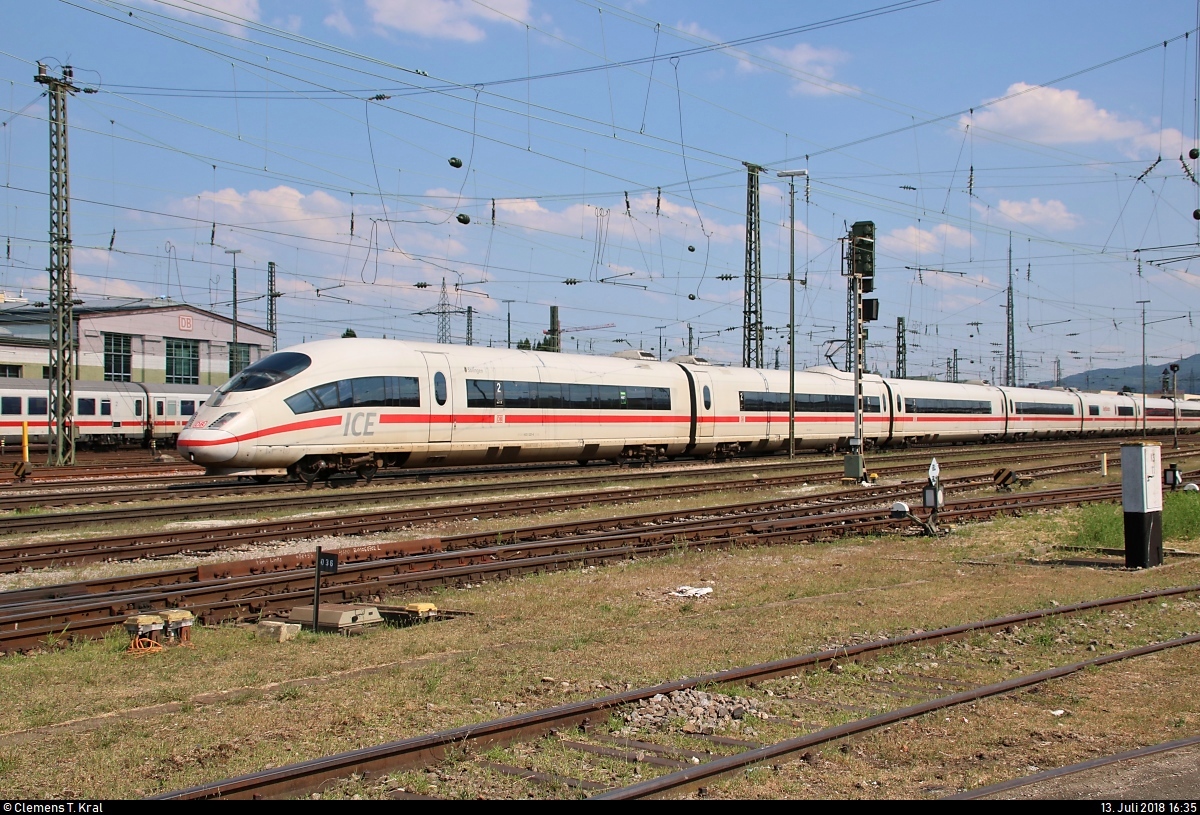 Nachschuss auf 403 522-6 (Tz 322  Solingen ) und 403 554-9 (Tz 354  Mittenwald ) als ICE 107 (Linie 43) von Köln Hbf nach Basel SBB (CH), die den Bahnhof Basel Bad Bf (CH) auf Gleis 3 erreichen.
Aufgenommen vom öffentlich zugänglichen Parkplatz neben der Schwarzwaldallee.
[13.7.2018 | 16:35 Uhr]