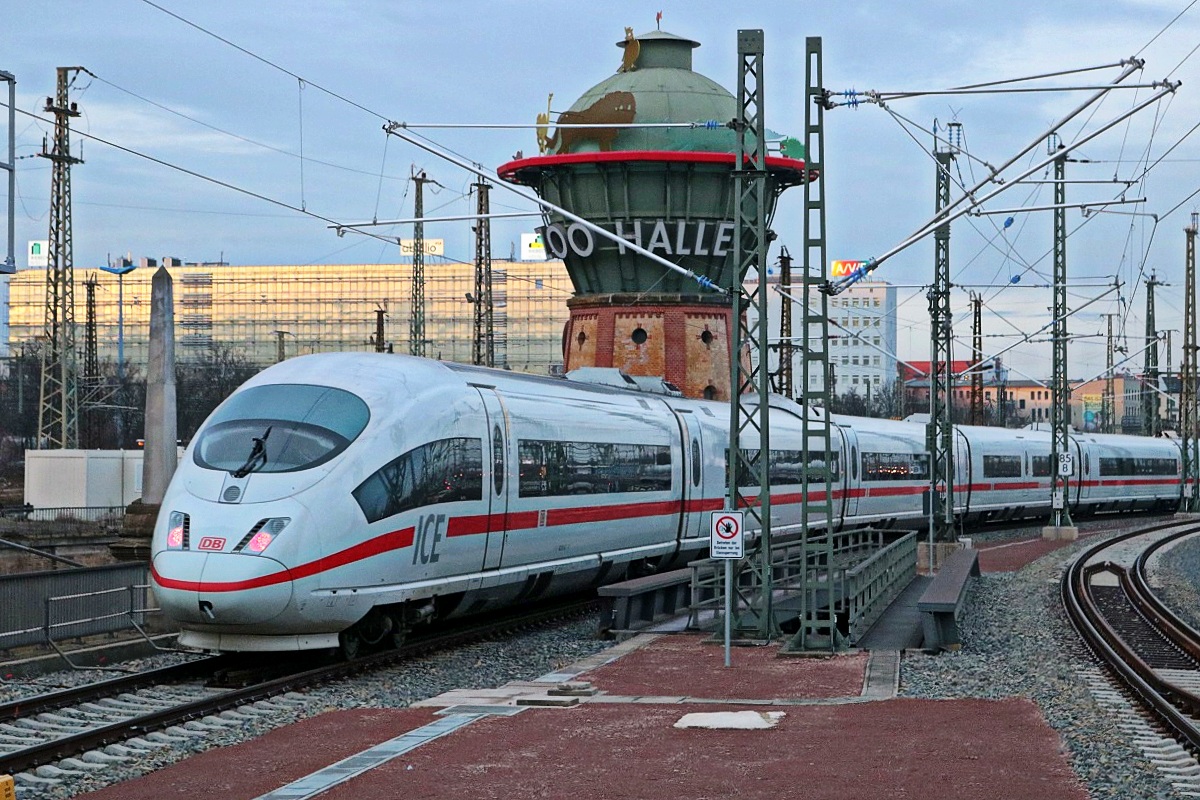 Nachschuss auf 403 531-7 (Tz 331  Westerland/Sylt ) als ICE 1539 (Linie 15) von Frankfurt(Main)Hbf nach Berlin Hbf (tief), der Halle(Saale)Hbf auf Gleis 8 verlässt. [27.12.2017 | 15:47 Uhr]