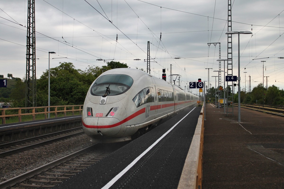 Nachschuss auf 403 561-4  Celle  zusammen mit 403 559-8  Leverkusen  am 25.04.2014 bei der Ausfahrt in Müllheim (Baden) gen Basel.