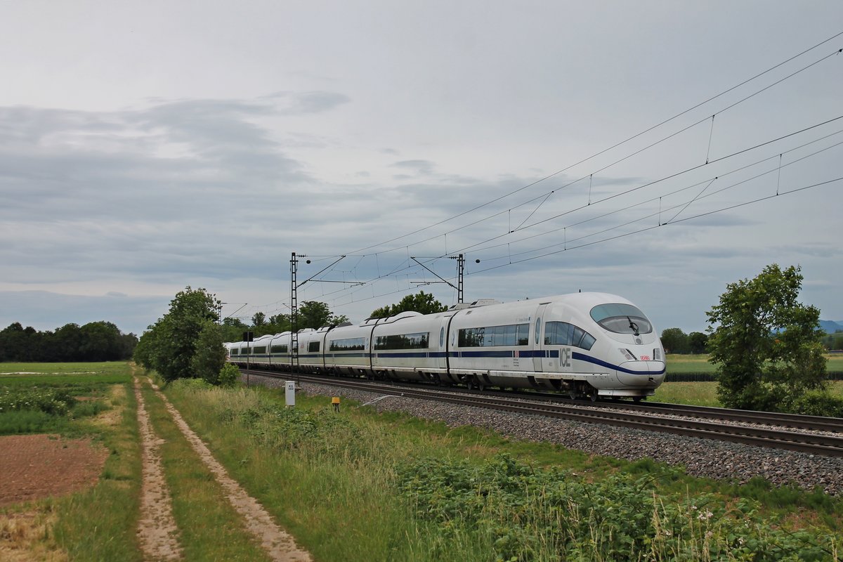 Nachschuss auf 406 001-8 (4601)  Europa/Europe , als dieser am Nachmittag des 09.06.2019 als ICE 104 (Basel SBB - Amsterdam CS) zusammen mit 403 051-6  Herford  als ICE 504 (Basel SBB  - Köln Hbf) südlich vom Buggingen über die KBS 703 durchs Markgräflerland in Richtung Freiburg (Breisgau) fuhren.