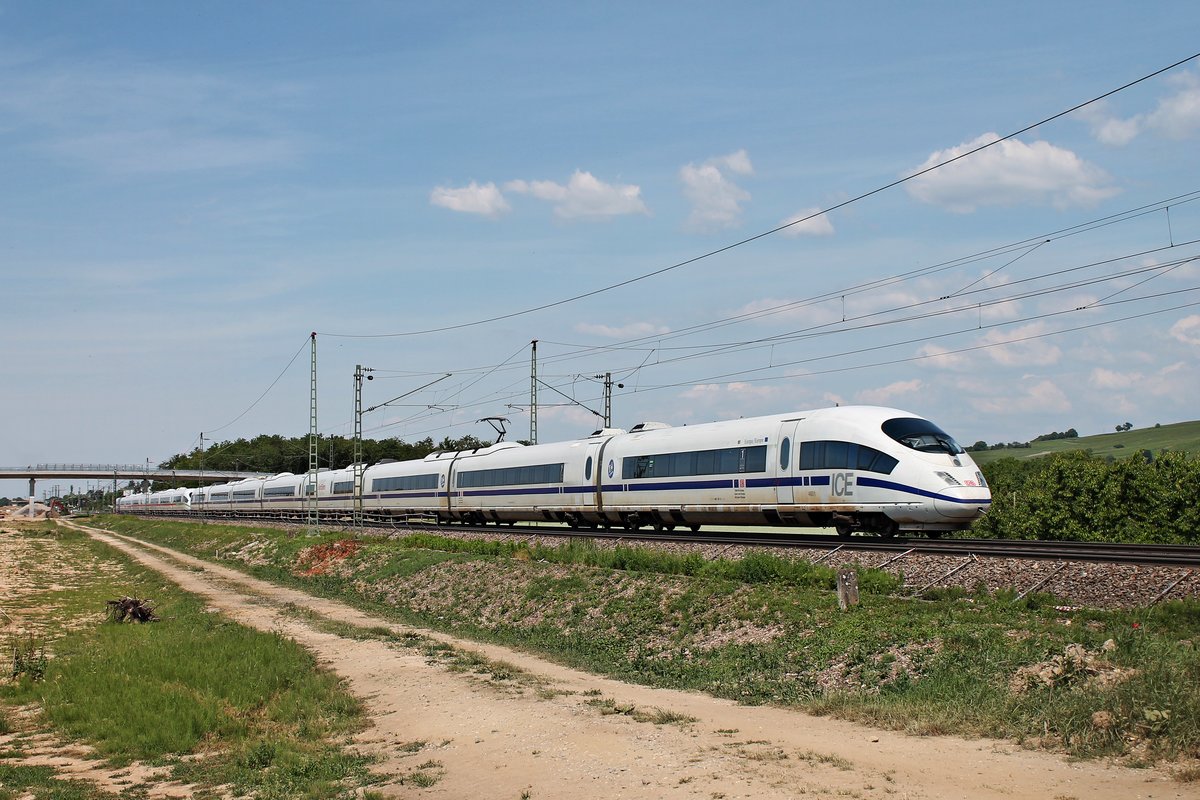 Nachschuss auf 406 001-8 (4601)  Europa/Europe , als dieser am frühen Nachmittag des 02.06.2020 als ICE 204 (Basel SBB - Köln Hbf) zusammen mit dem 406 502-5 (4602)  Euregio Maas-Rhein  als ICE 104 (Basel SBB - Amsterdamm Centraal) bei Auggen über die KBS 702 in Richtung Norden fuhren.